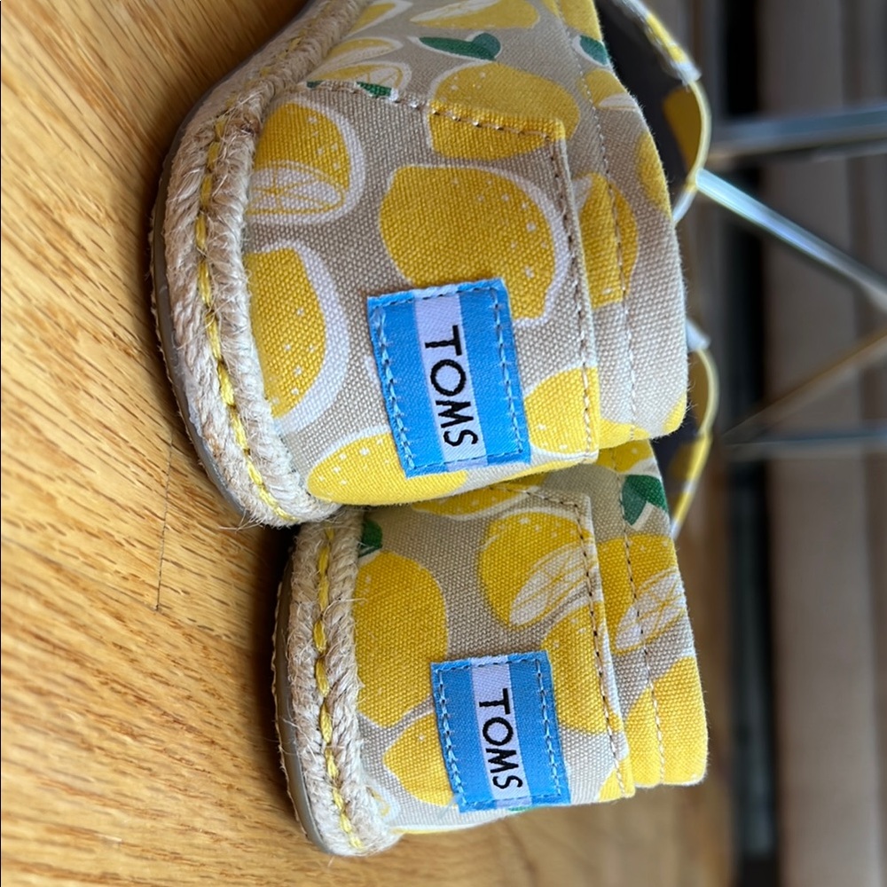 TOMS Women's Classic Yellow Lemons, Rope Sole🍋 - Picture 2 of 3